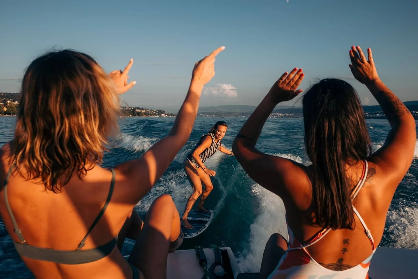 Enjoying the last days of our season ... 🏄🏼&zwj;♀️🙌🏻🥳
.
.
.
#sunsetsession #love #fun #surfergirl #surf #wakesurfing #lakezurich #reboat #zurich
