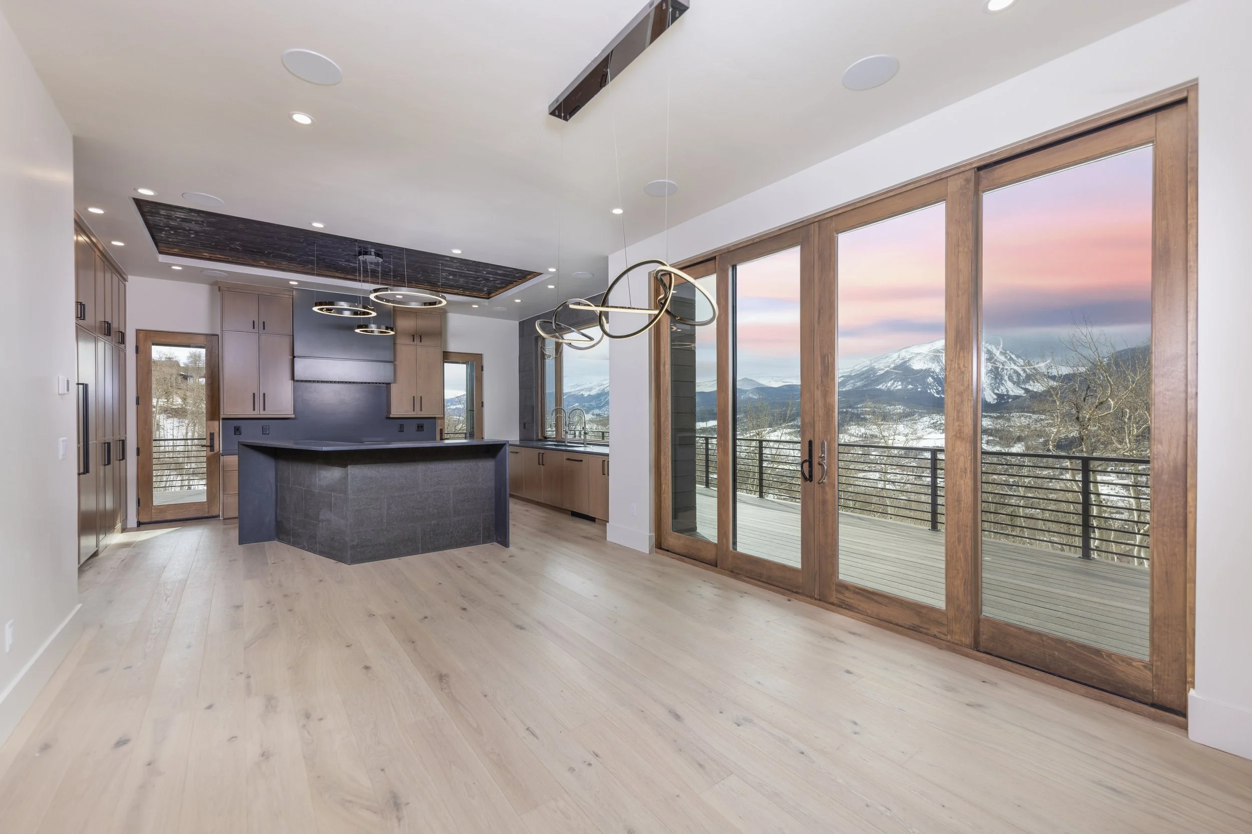 690 Lakeview Circle 1.jpg