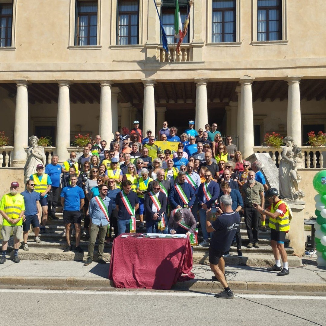 E, come da migliori auspici, dopo la Lucciolata di ieri sera il Bacchiglione si &egrave; trasformato per davvero in un fiume di bici!
Oggi grande partecipazione sia di Vicentini che Padovani (coi Vicentini in maggioranza!) alla duplice pedalata lungo