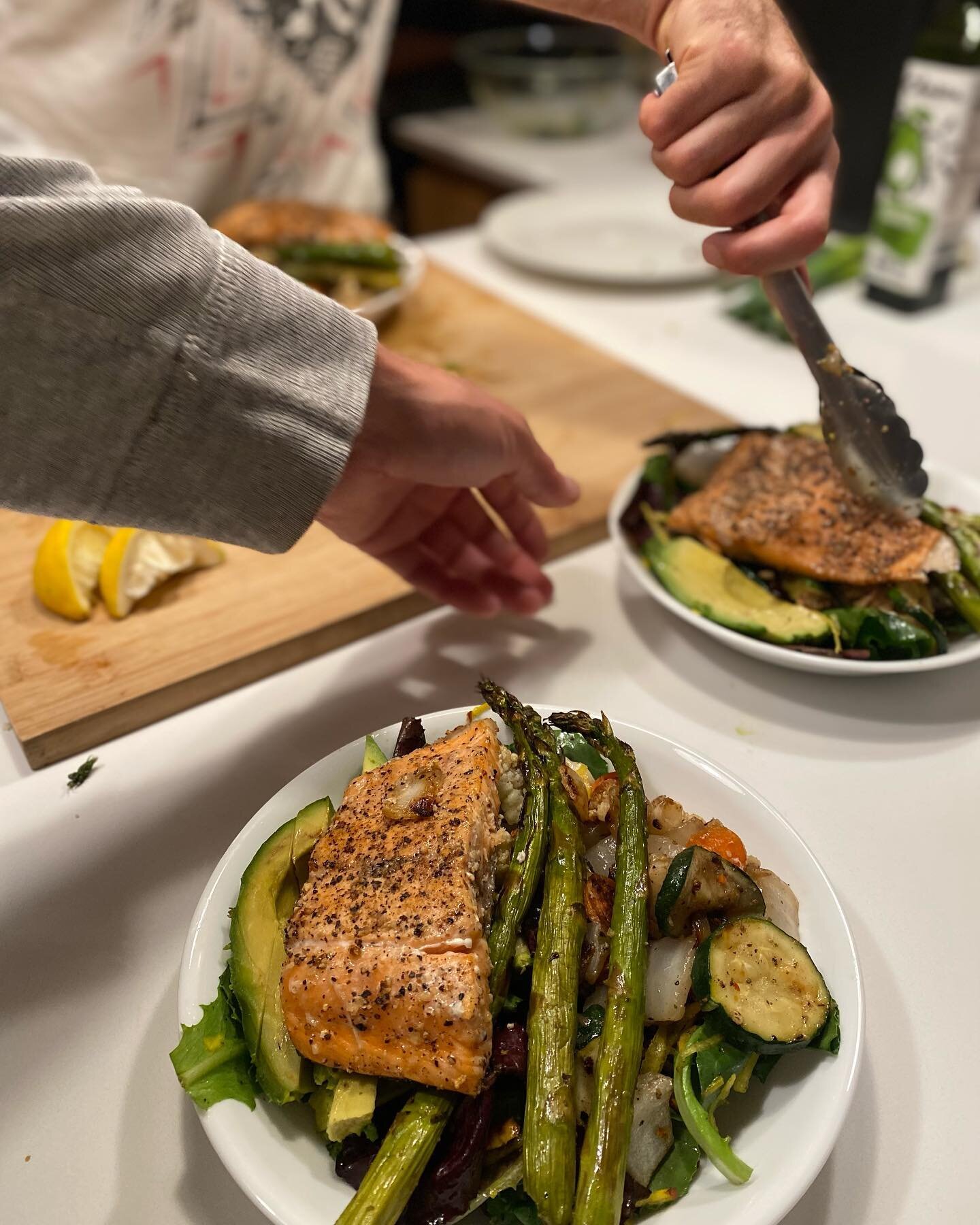 While on his Empowerment Tour stop in Nashville, new friend and fellow TBI survivor, Cavin Balaster, came over one night and cooked us a meal inspired from his @feedabrain way of eating: Grilled veggies and salmon over a bed of greens with a lemon vi