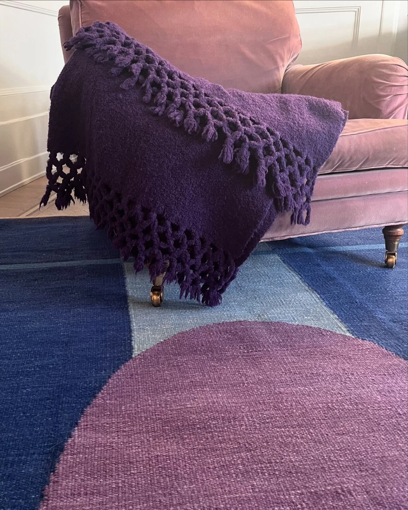 Anna Charlotte Atelier’s latest creation, CAELESTIS, is a handwoven rug crafted from a luxurious blend of wool and flax. First showcased at @carpetdiemparis , this masterpiece draws inspiration from the elemental forces of the cosmos and water.