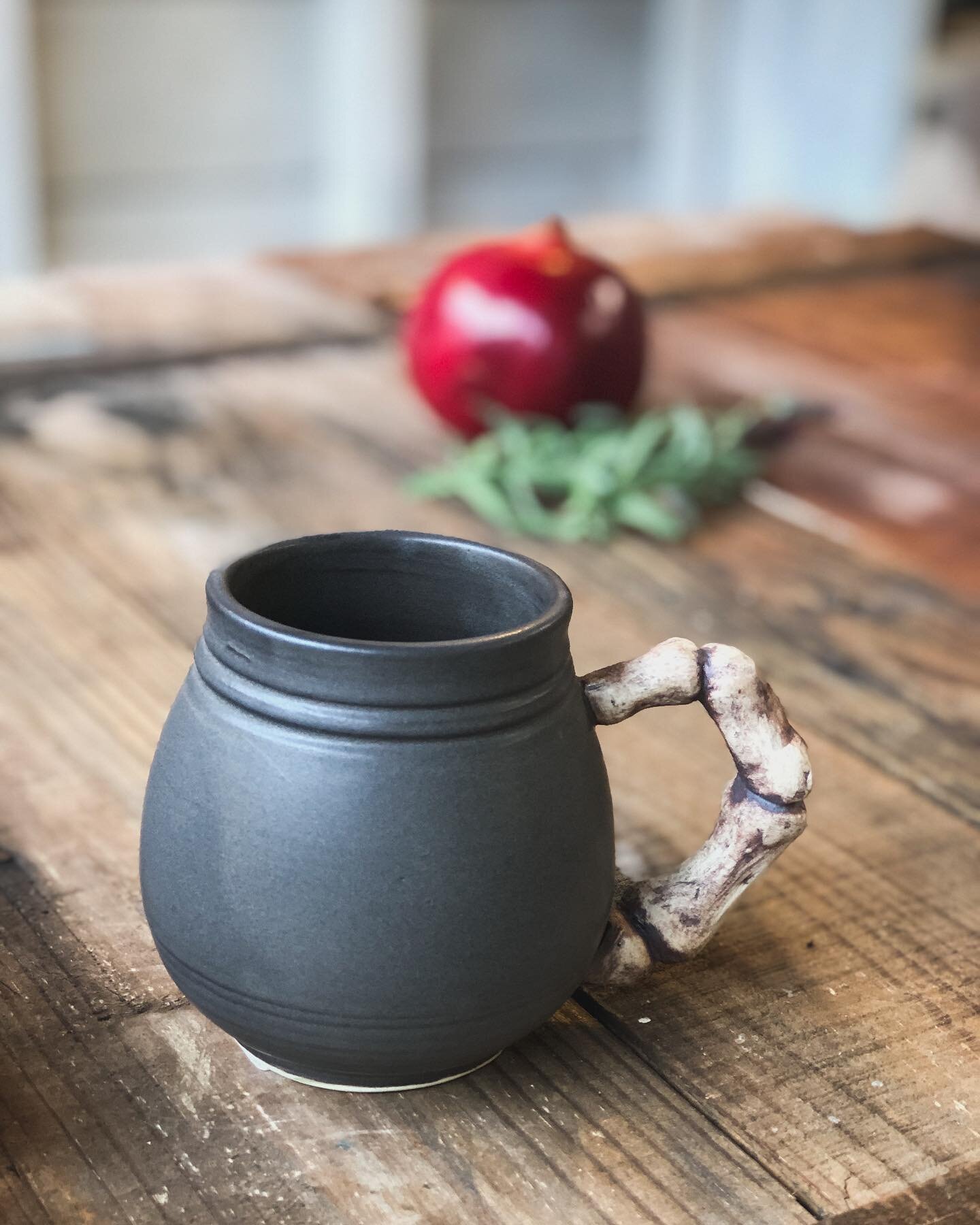 Ok, after posting the Slytherin goblet yesterday, I can&rsquo;t help but look at this cup and think, &ldquo;Are you ready for potions class?&rdquo; 😆

Definitely gotta make some bowl versions of this cauldron cup...

#lindseymdillon #ceramics #ceram