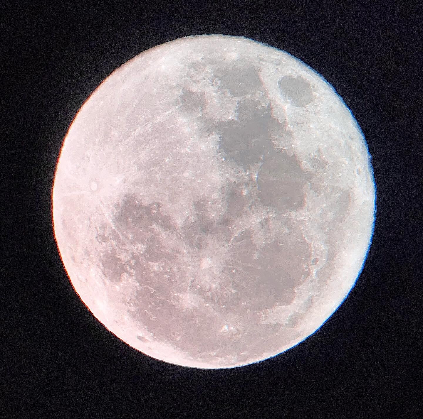 MAMY TO!!! Taki mi wisi właśnie nad Warmią! I sama zrobiłam to zdjęcie! Znaczy ajfonem przez teleskop. Pełnia! 🌕🌕🌕🌕 #moon #fullmoon #foolmoon #truskawkowapełnia