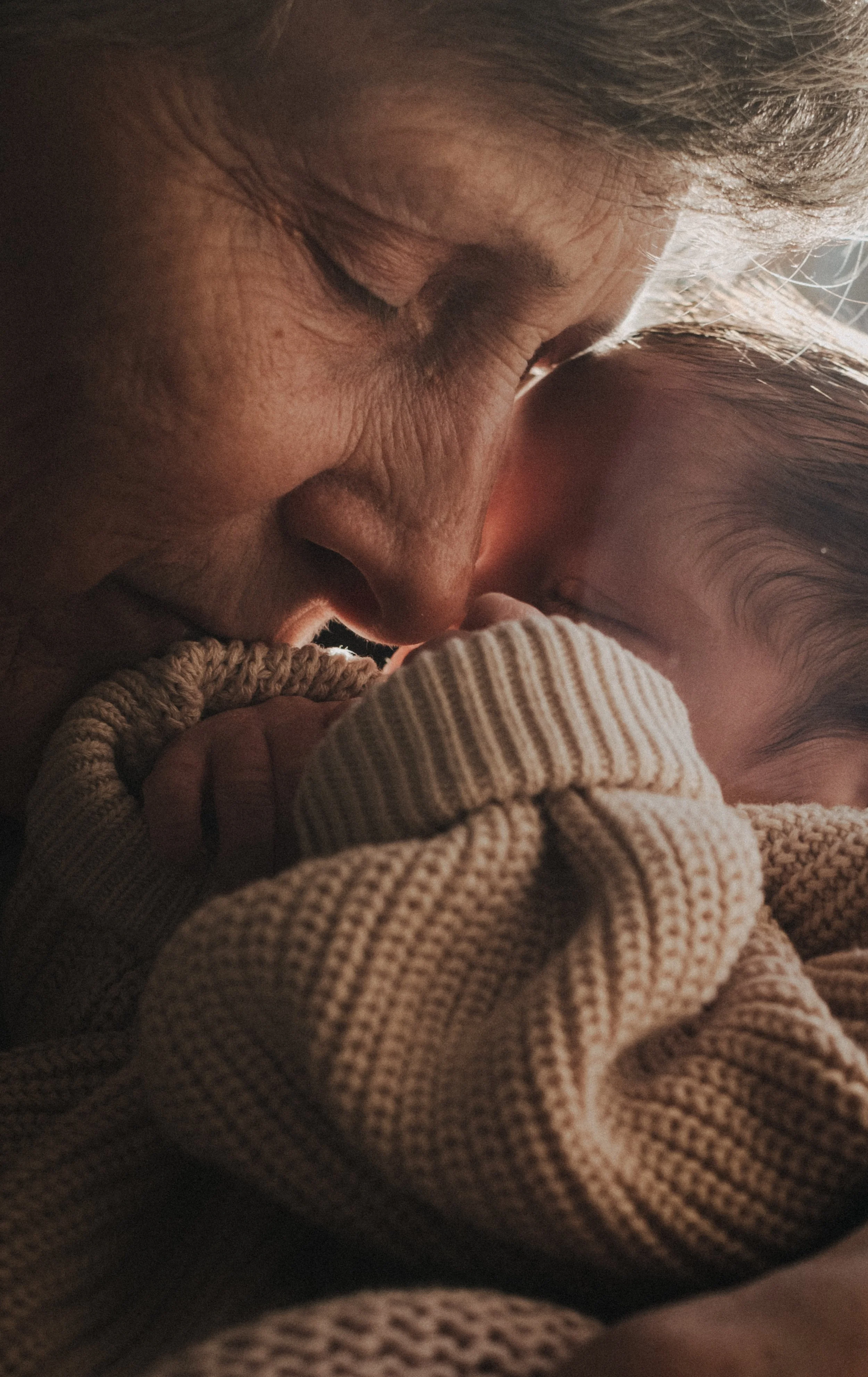 Erste Tage Baby zuhause – dokumentarische Neugeborenenfotografie