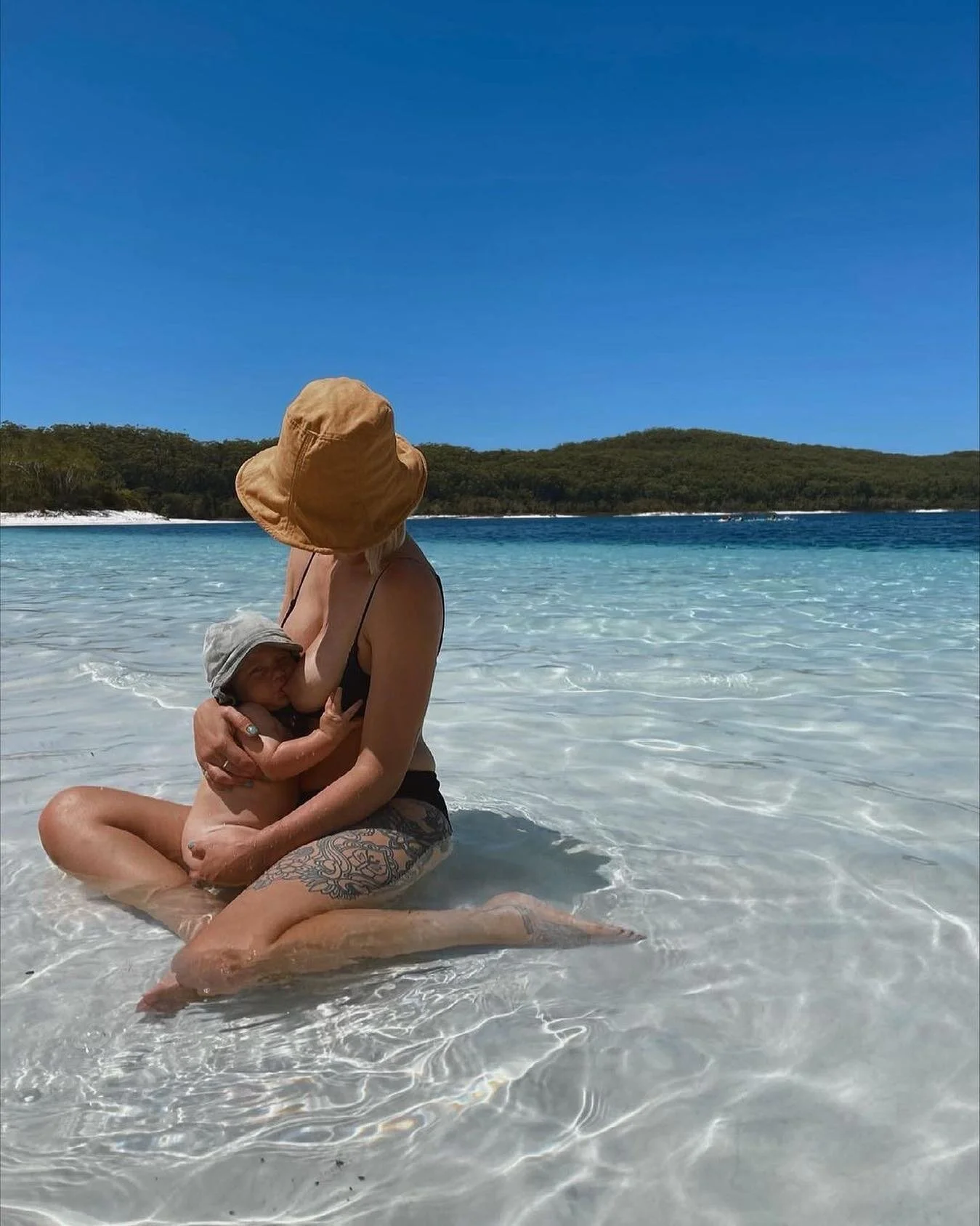 Anytime. Anywhere. I shall provide for you 🤍✨

📷 of @thelocallocale feeding her babe Yosker - such a stunning image xx