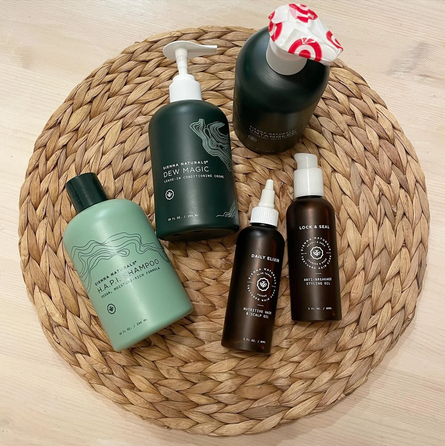 This curly girl is so excited about the @siennanaturals and @target partnership!
.
Sienna Naturals is clean hair care with responsibly-sourced, safer ingredients. It is a black woman-owned company. And my hair feels and smells incredible.
.
So gratef