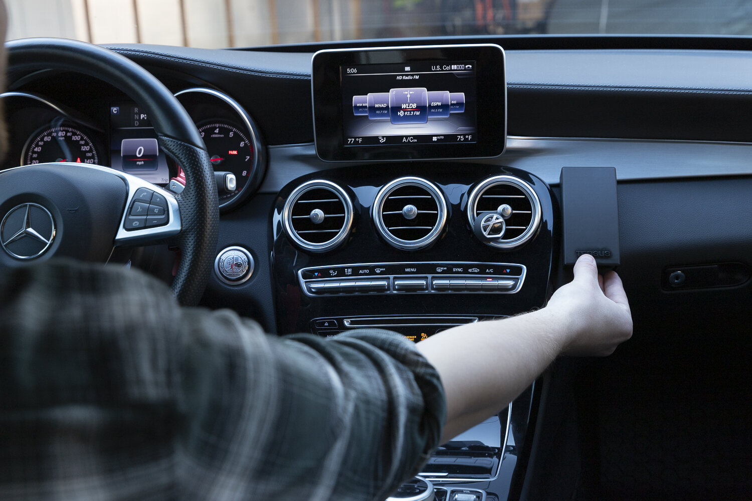 Tersus in Car 2.jpg