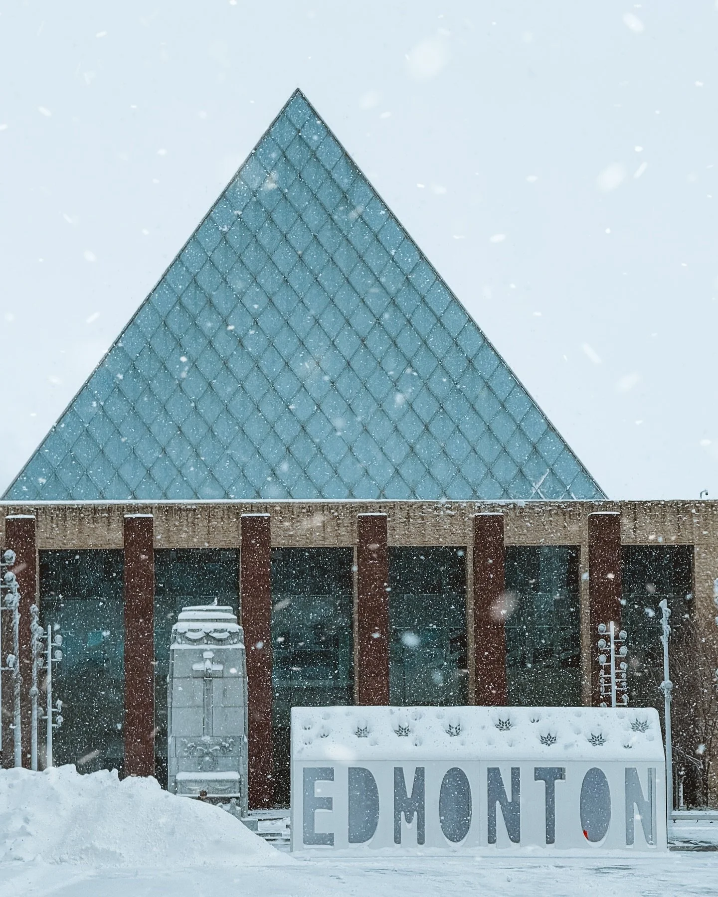Incase you missed it.. but not sure how you possibly could! ⁣
❄️❄️⁣
⁣
⁣
Wouldn&rsquo;t be spring in Alberta without a third winter, am I right? 🤷🏼&zwj;♂️⁣
⁣
⁣
&mdash;⁣
#exploreedmonton #travelalberta #edmonton #yegrivervalley #yeg #IGyeg #edmontona