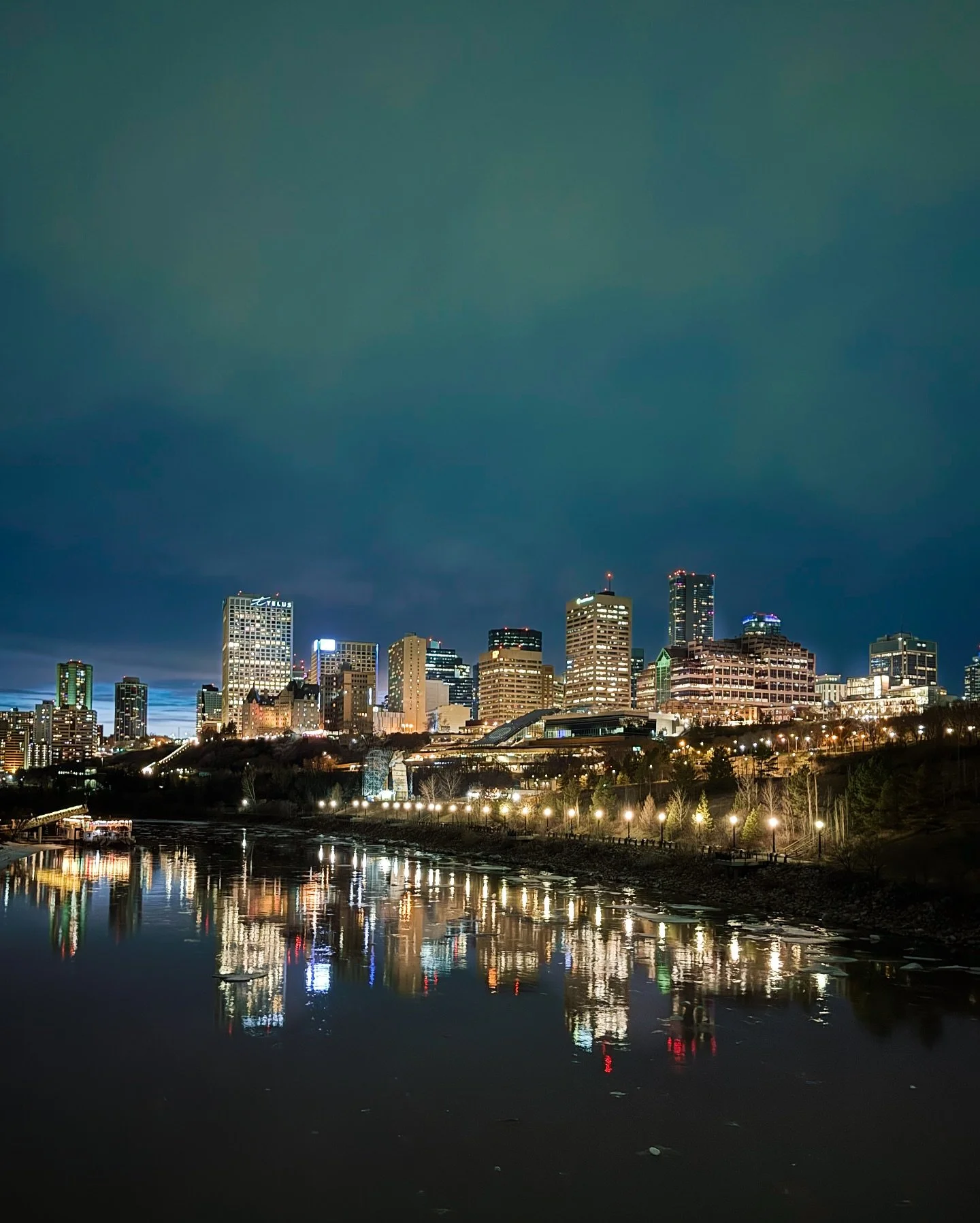 Night lights in Edmonton putting on a show! ⁣
⁣
✨🌃⁣
⁣
⁣
⁣
&mdash;⁣
#snapYEG #exploreedmonton #travelalberta #yegrivervalley #yeg #edmontonalberta #thisisyeg #yegphotographer #edmontonphotographer #imagesofcanada #canada #explorecanada #canada_photol