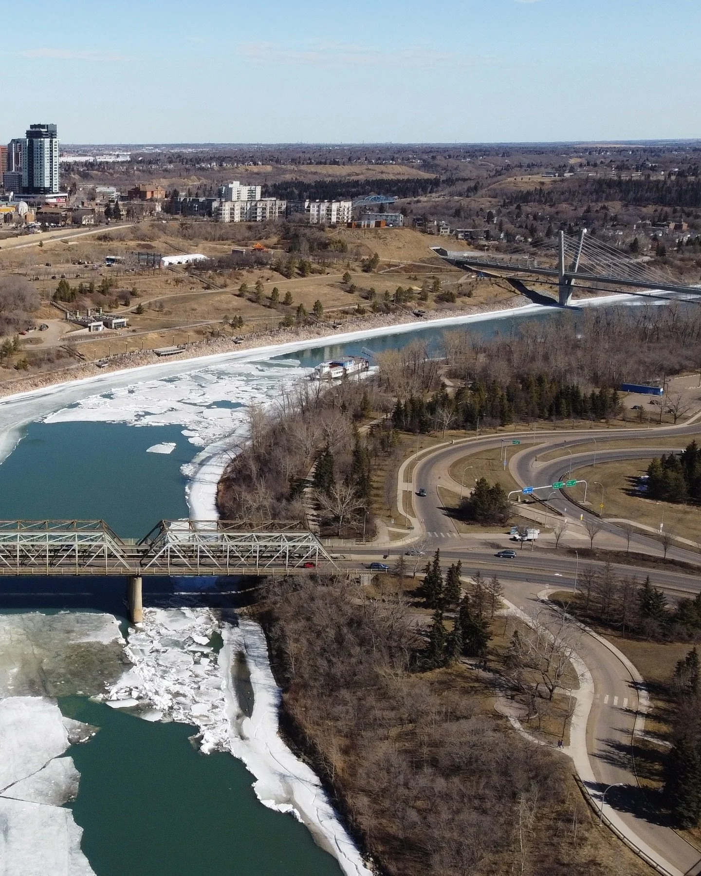 Spring looking mighty good. ⁣
🌞⁣
⁣
⁣
My collection for @exploreedmonton&rsquo;s Ultimate Photo Contest! 📸 The theme this round is &ldquo;interesting perspectives&rdquo; within the city. Excited to see everyone&rsquo;s unique shots - you have until 