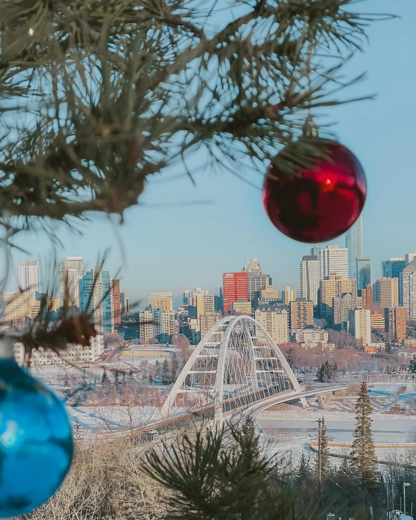 ✨🎄
⁣
⁣
⁣
&mdash;⁣
#exploreedmonton #travelalberta #edmonton #yeg edmontonalberta #yegphotographer #imagesofcanada #canada #explorecanada #canada_photolovers #canadavisuals #winterwonderland #christmasvibes