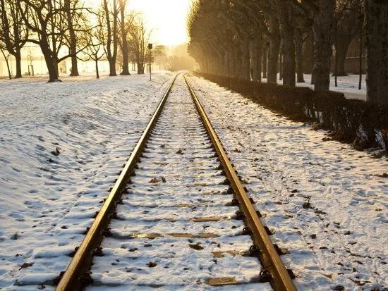 train-tracks-in-snow-in-winter_u-l-pxtnns0.jpg
