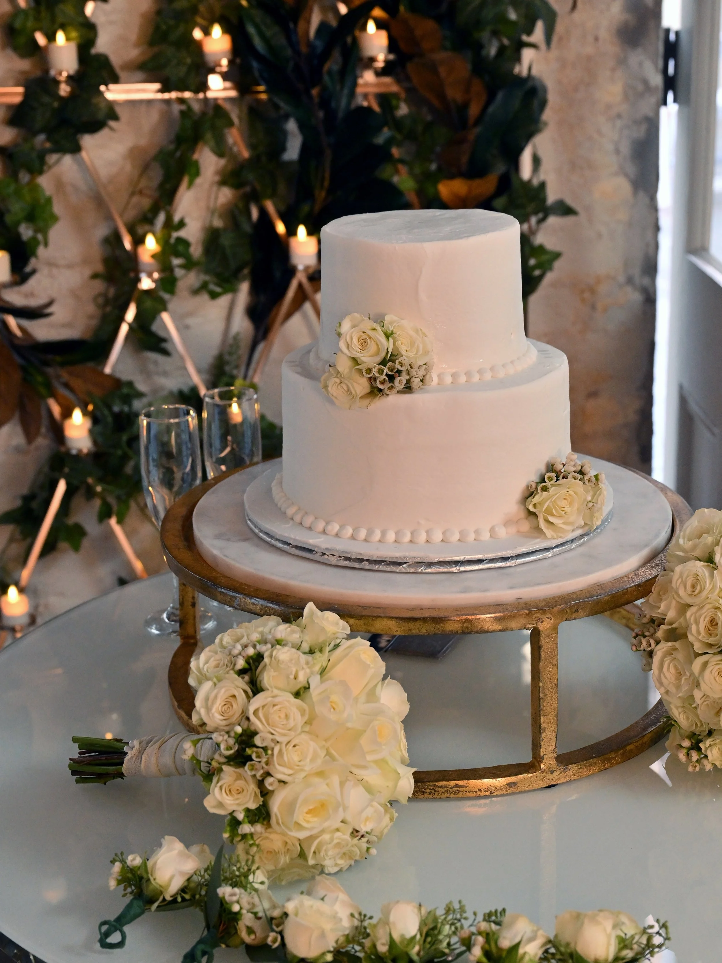 Love is sweet&hellip; but this cake might be sweeter 🎂

Layers of love and one very good reason to save room for dessert.

📸: @photobylouis 

#BaronessBliss #WeddingCake #BaronessWedding #BaronessFQ