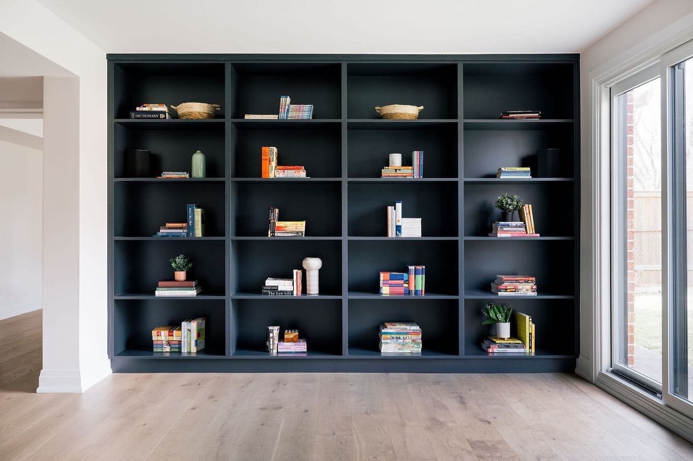 Our client always dreamed of a wall to wall bookcase! 📚 Love how the navy provides such a beautiful contrast. Swipe ⬅️ to see what it used to look like. 

📸 @janetkwan 

#homeinspo #bookcase #bookcasestyling #extrememakeover #torontorenos #torontoi