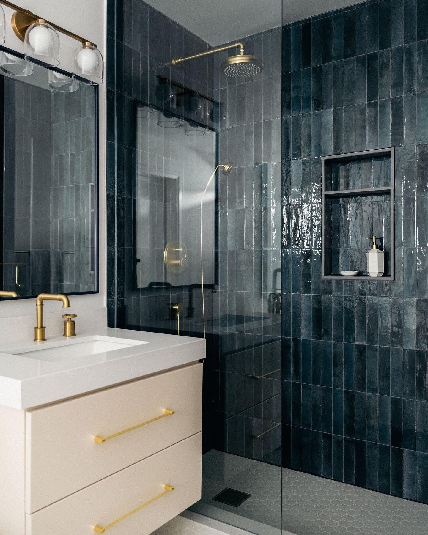 Different angle, same bathroom ⬅️swipe for an almost implausible difference in this ensuite reno. 

📸 @janetkwan 
#bathroomreno #beforeandafter #homemakeover #mydomaine #houseandhome #torontodesigner #bathroomideas