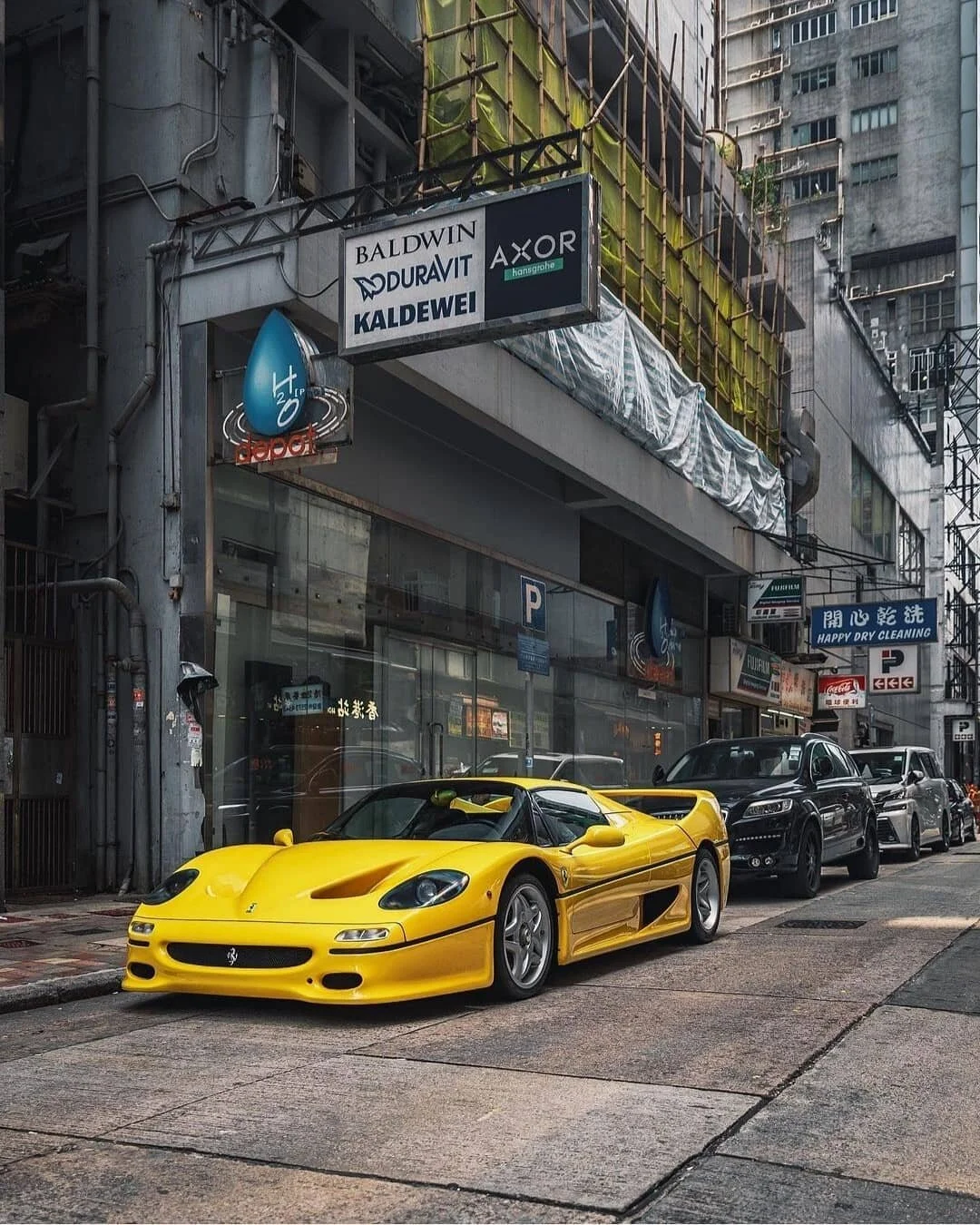 Look like this Ferrari F50 is having a hard time blending in the streets of Hong Kong 😅💛
-----------------------------------------------------------------------------------
📸@kenmsaito
--------------------------------------------------------------