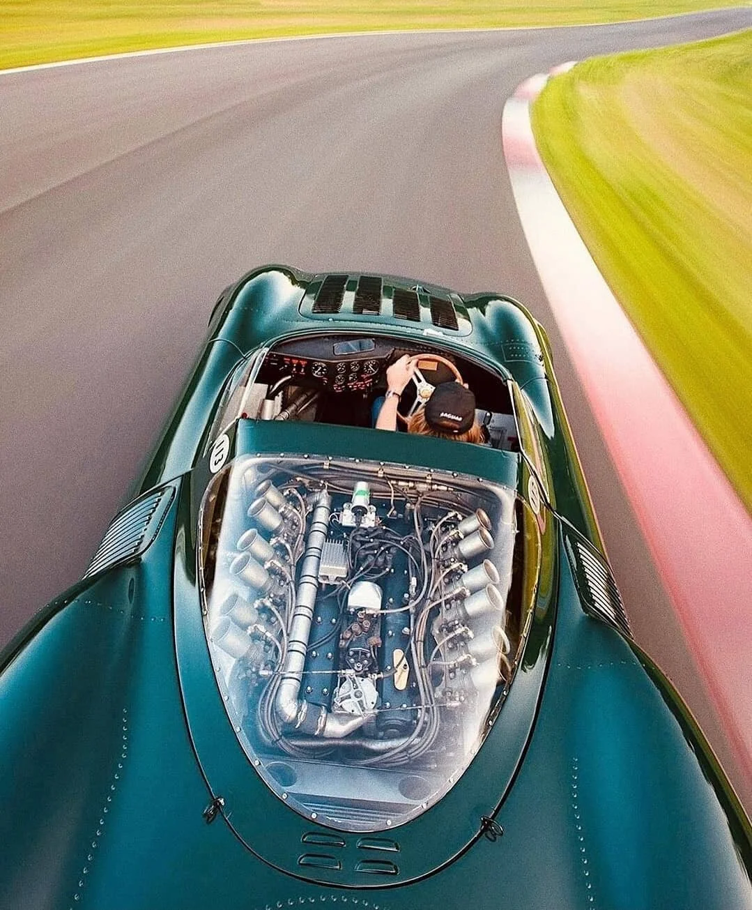The view of this 1966 Jaguar XJ13s mid engine 5.0 litre V12 is just amazing! 😍 

What do you think of this classic Jag? 🤔👍🏽Or👎🏽
-----------------------------------------------------------------------------------
📸@wesleyallison
📸@robinadamsph