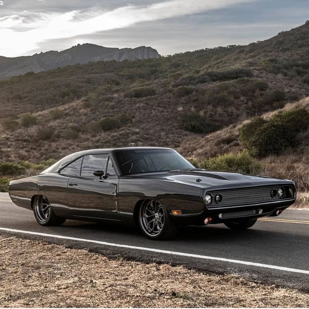 😳 Check out this full- carbon fiber 1970 Dodge Charger built by @speedkore01 for @kevinhart4real ❤️ 

We all know Kevin Heart to be a pretty funny guy, but this Charger nicknamed &quot;Hellraiser&quot; is far from funny when it's fitted with a 7.0 L