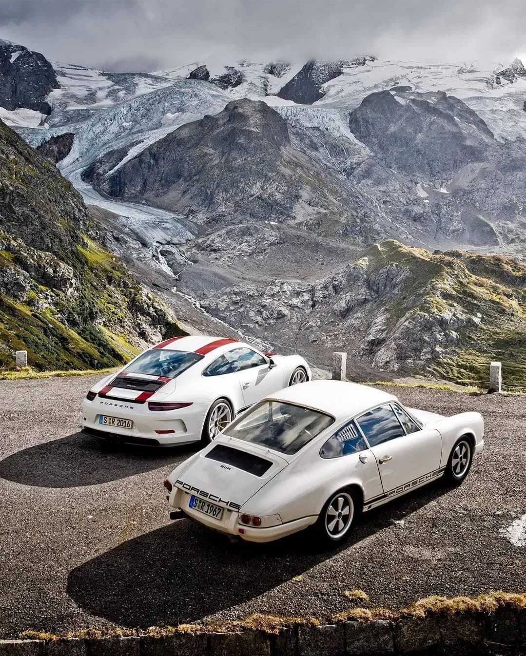 Which Porsche would you choose to drive through the beautiful Swiss Alps with? The Classic Porsche 911 R or the newer Porsche 911 R Type 991.1 🤔 
--------------------------------------------------------------
----------------------
These amazing sho