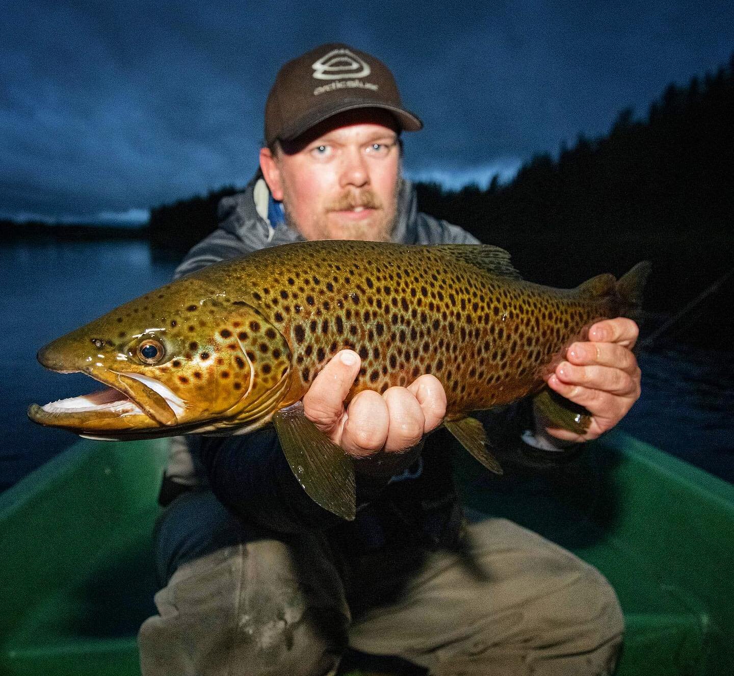 Martin with a heavy hitter. @flyfishmartin For guided trips or to book apartments at the Fishcamp email johnbond.mt@gmail.com #flyfishing #fluefiske #norway #utno #fishing #nature #renafishcamp #renafiskecamp