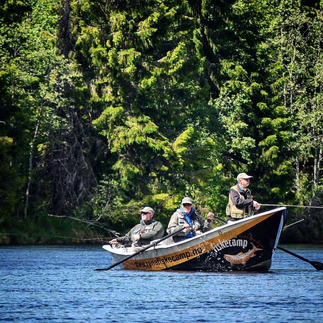 Henrik @brakvand Working some magic on the Rena Rver. Flyfishing from the drift boat while floating down the river is one of the best ways to spend a day and see the river from a new perspective. For guided trips or booking apartments at the Fishcamp