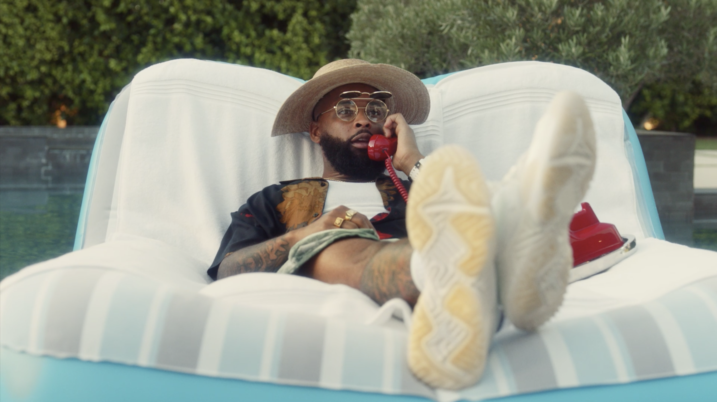 The Spokesplayer takes a call.png