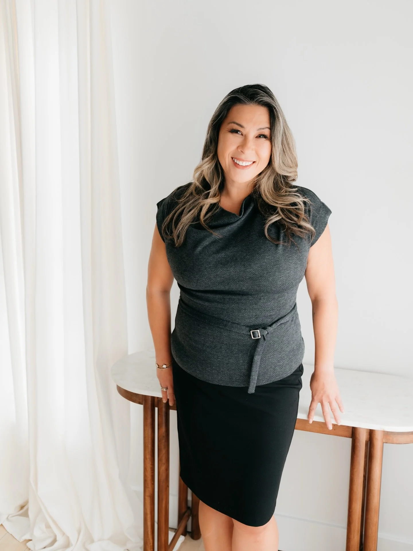 What a pleasure it was to welcome Fraser Valley Realtor @cjeklinrealestate to our Corporate Holiday Minis &amp; Headshots this season ✨🎄

We captured a mix of polished professional portraits and festive holiday moments, giving Caroline versatile con