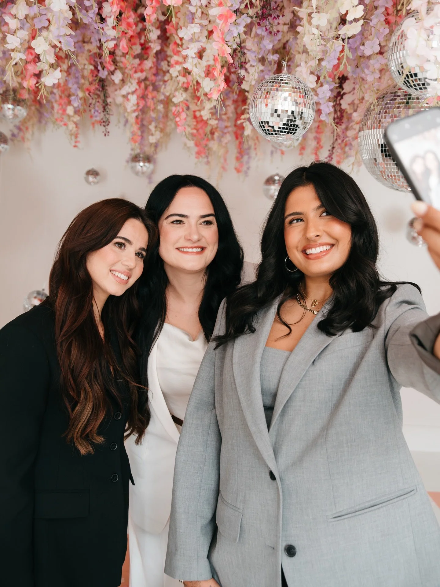 From 2025 with the beautiful team at @markayting 🤍
Captured at @studioture.ca in Downtown Abbotsford.

This floral set had us dreaming of spring before it even arrived, and it&rsquo;s getting us so excited for all the upcoming seasonal sessions.

Ma