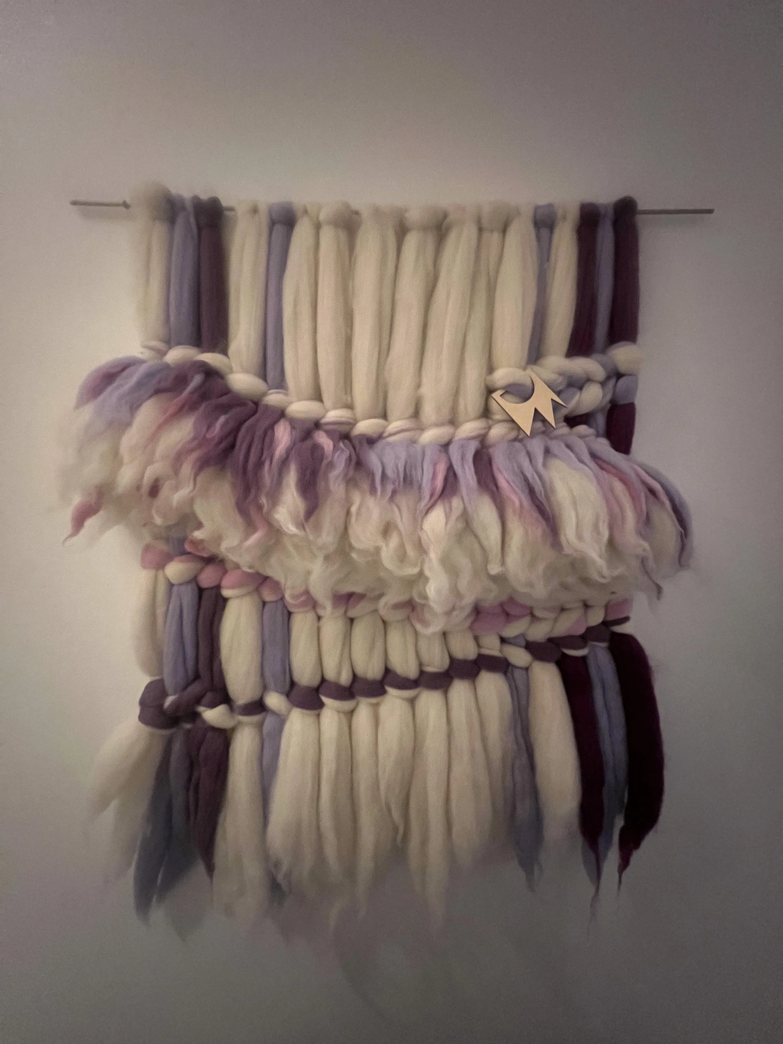 WOOLWALL med lilla og råhvide farver