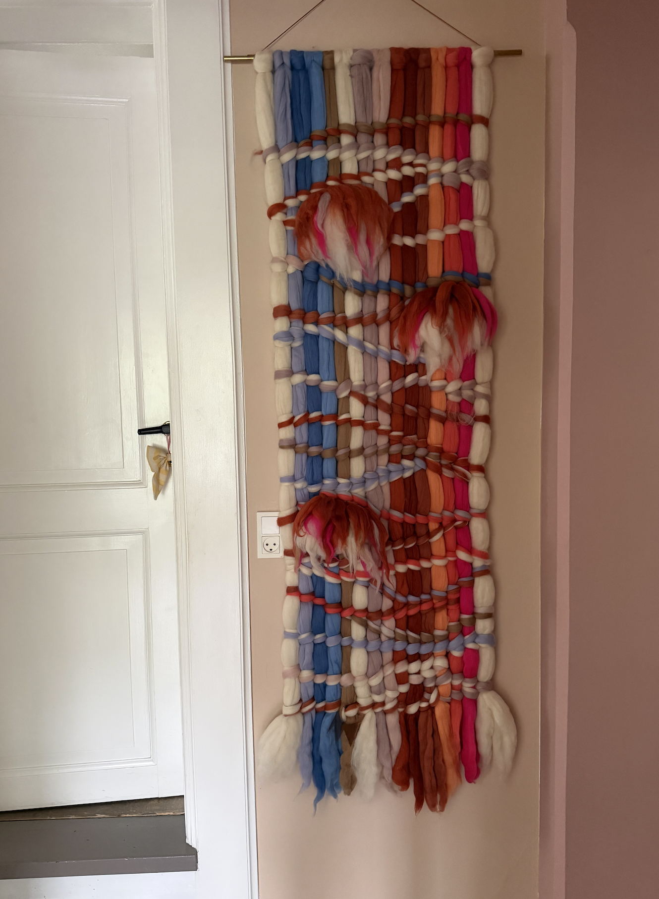 WOOLWALL med rødlige, orange, blålige, rosa, og åhvide uld farver med neon & magenta uld puffs
