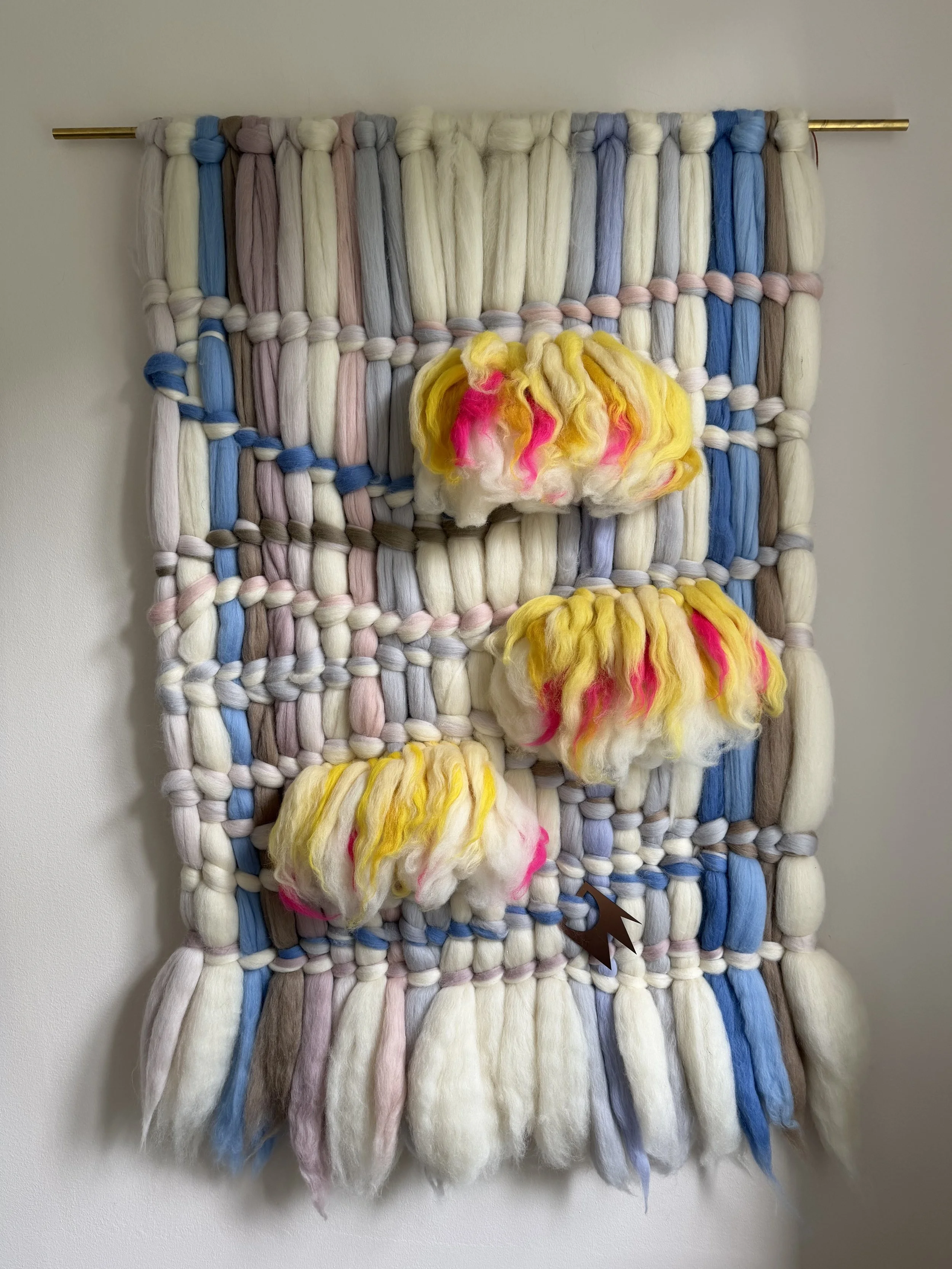 WOOLWALL med blålige, rosa, beige, råhvide uld farver med neon & magenta uld puffs