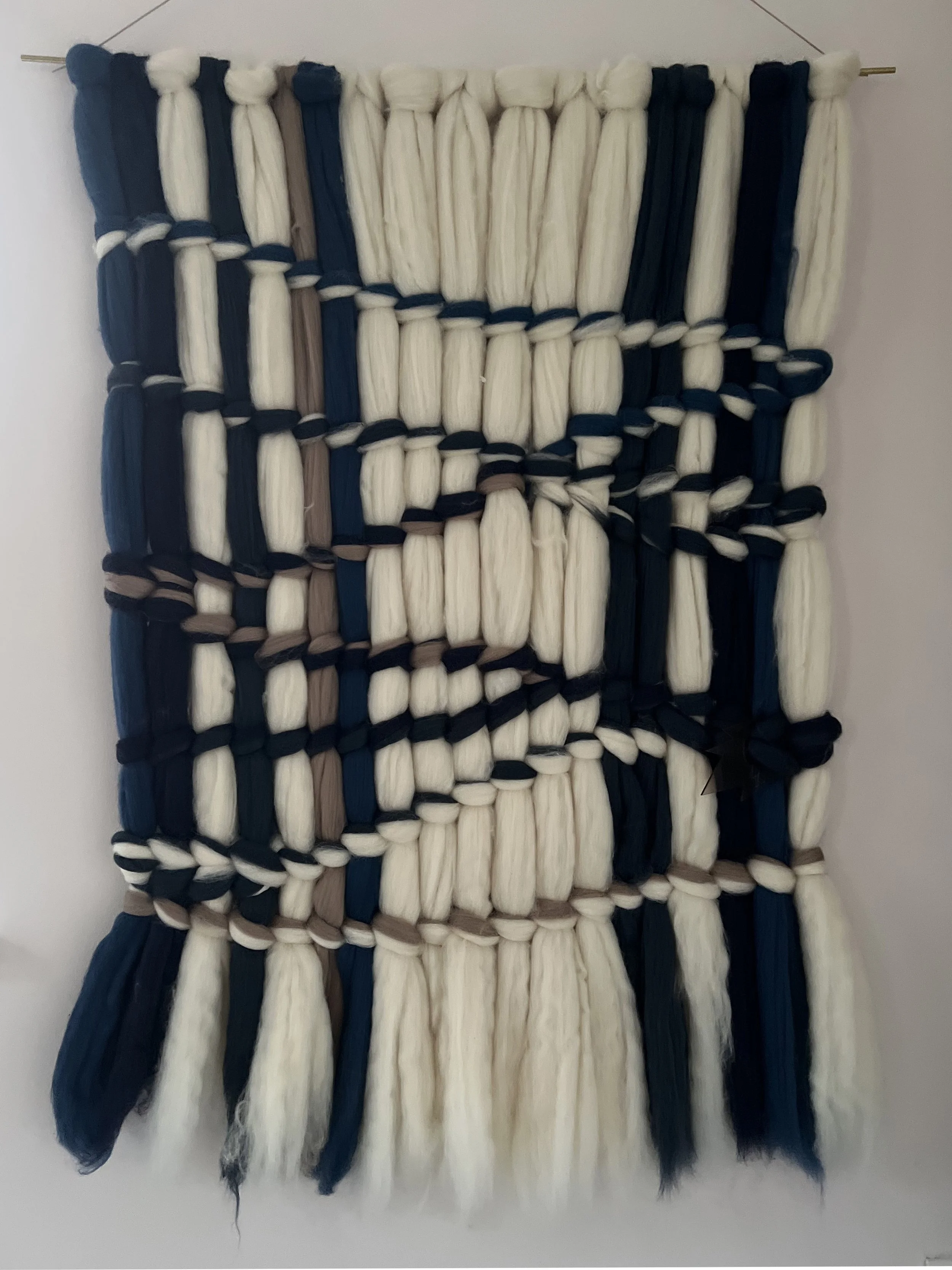 WOOLWALL med blålig marine blå nuancer og råhvide farver