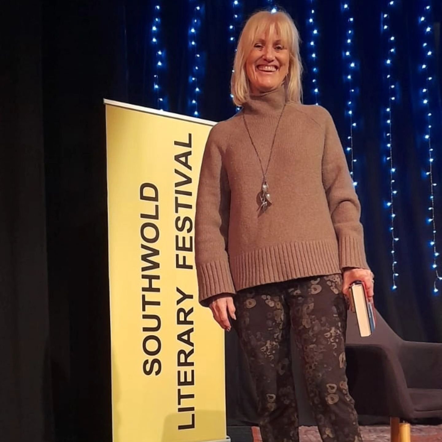 Glorious sunny morning at Southwold Literature Festival.  Thanks to everyone who came.  And a wonderful programme for the rest of the day - including wonderful @mskatesawyer at 5pm! All organised by @suffolklibraries and @souhwoldbooks

#thekingsmoth