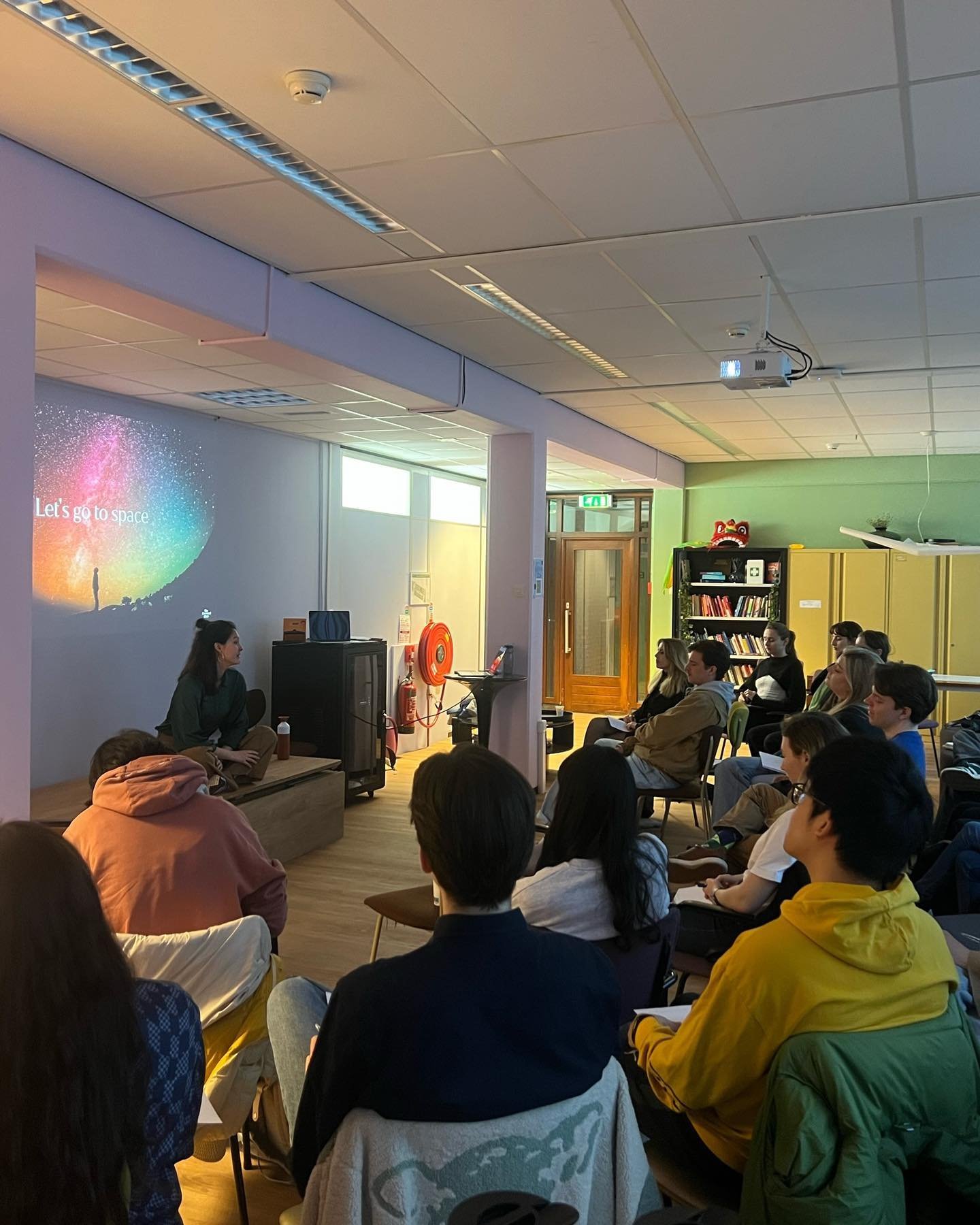Recently @talisaong hosted an inspiring future workshop at the Universiteit van Amsterdam, where a group of driven students delved deep into the trend &lsquo;Transformive Twenties&rsquo;. ⚡️

Through interactive exercises like the &lsquo;Outside-In C