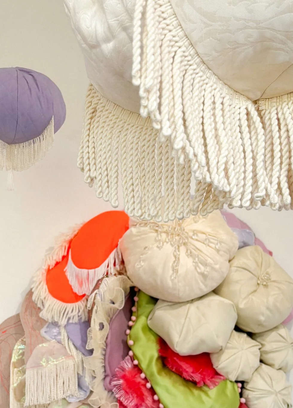       
  
    Alice in Fluffyland: Een zachte, kleurrijke ervaring  Van 1 tot 27 mei 2025 transformeerde EXboot in Utrecht tot een wereld van zachte kleuren en levendige vormen. In de expositie  Alice in Fluffyland  nodigde ik bezoekers uit om te gen