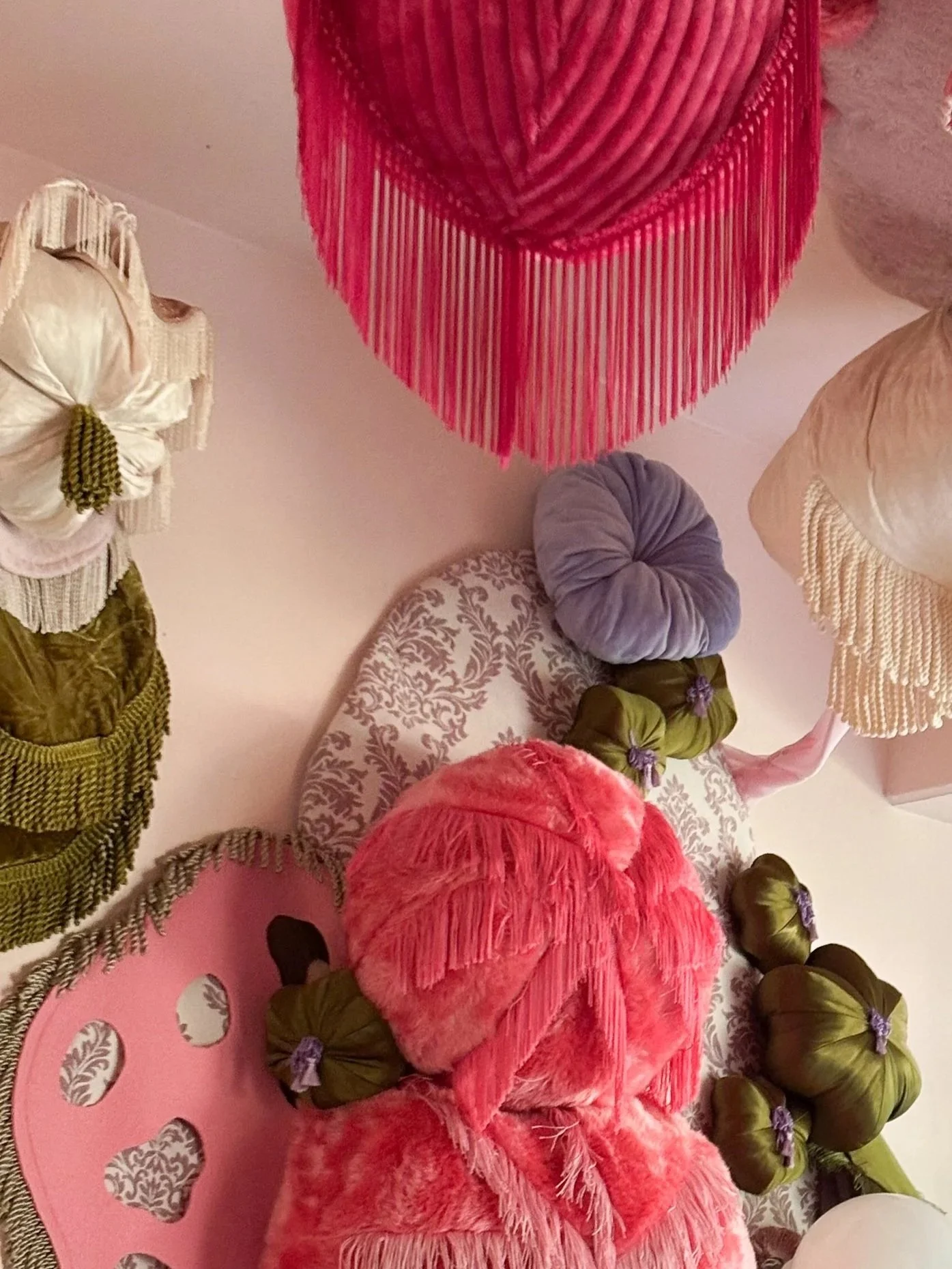       
  
        Alice in Fluffyland – Hotelkamer bij De Groene Afslag  (English below)   Alice in Fluffyland  is een hotelkamer die ik ontwierp en realiseerde voor De Groene Afslag in Laren. De kamer is een ode aan escapisme, kleur en zachtheid: ee