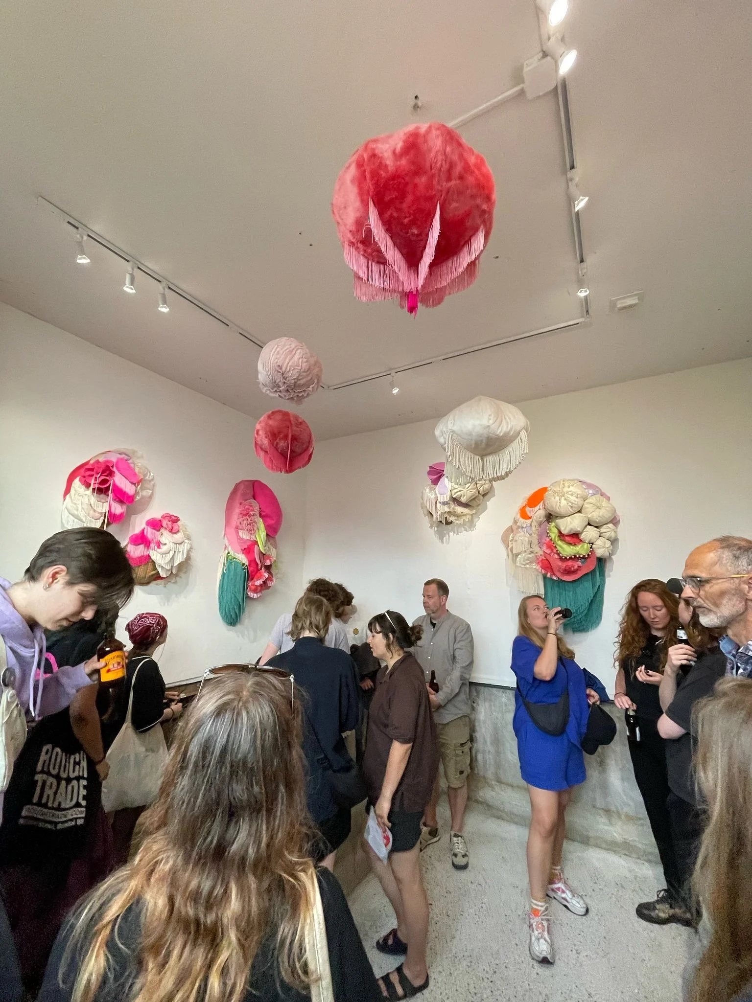       
  
    Alice in Fluffyland: Een zachte, kleurrijke ervaring  Van 1 tot 27 mei 2025 transformeerde EXboot in Utrecht tot een wereld van zachte kleuren en levendige vormen. In de expositie  Alice in Fluffyland  nodigde ik bezoekers uit om te gen