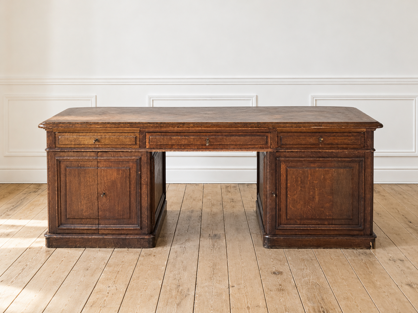 Bureau ancien dans un intérieur classique.png