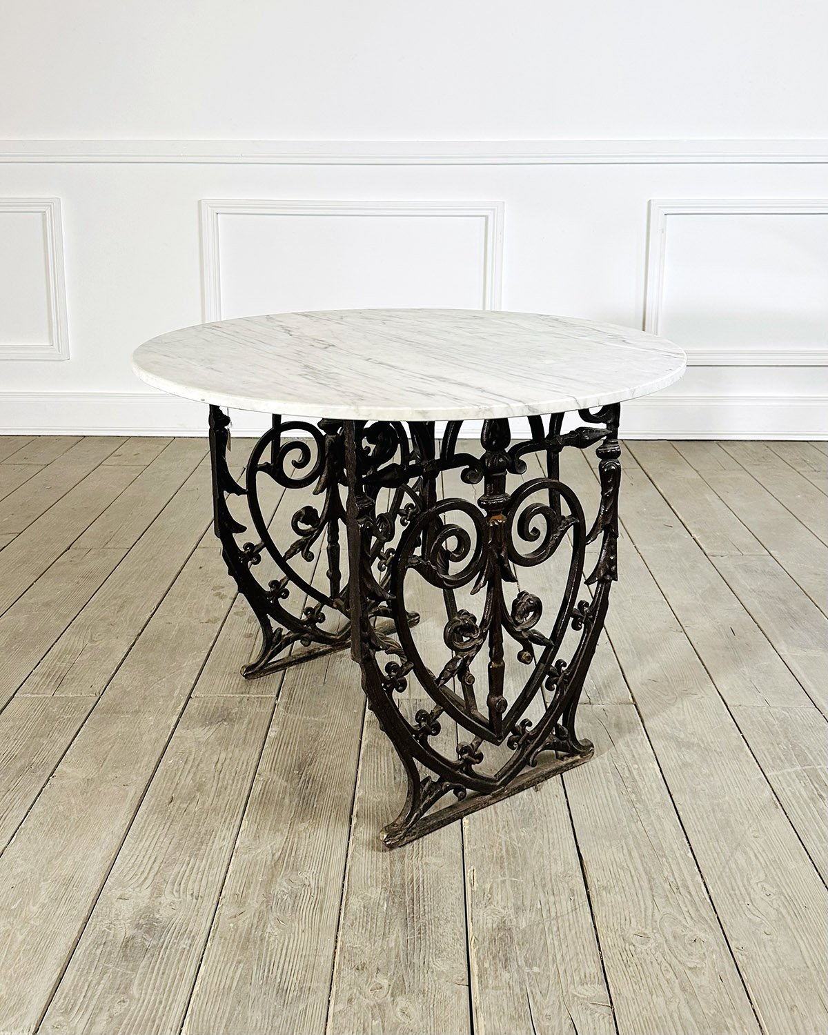 Table, pied fonte XIXème (diam. 90 x H 71 cm)