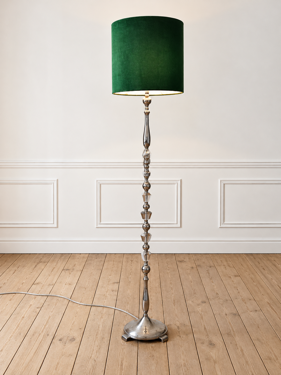 Lampe verte élégante sur parquet.png