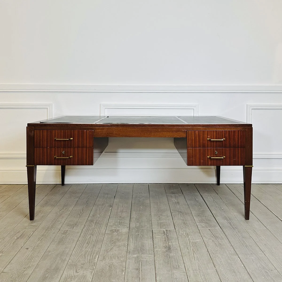 Ensemble bureau, 1940, signé De Coen: 1 bibliothèque vitrine (200 x 45 cm - H 175 cm), 1 bureau (175 x 90 cm - H 77 cm), 1 fauteuil et 2 chaises