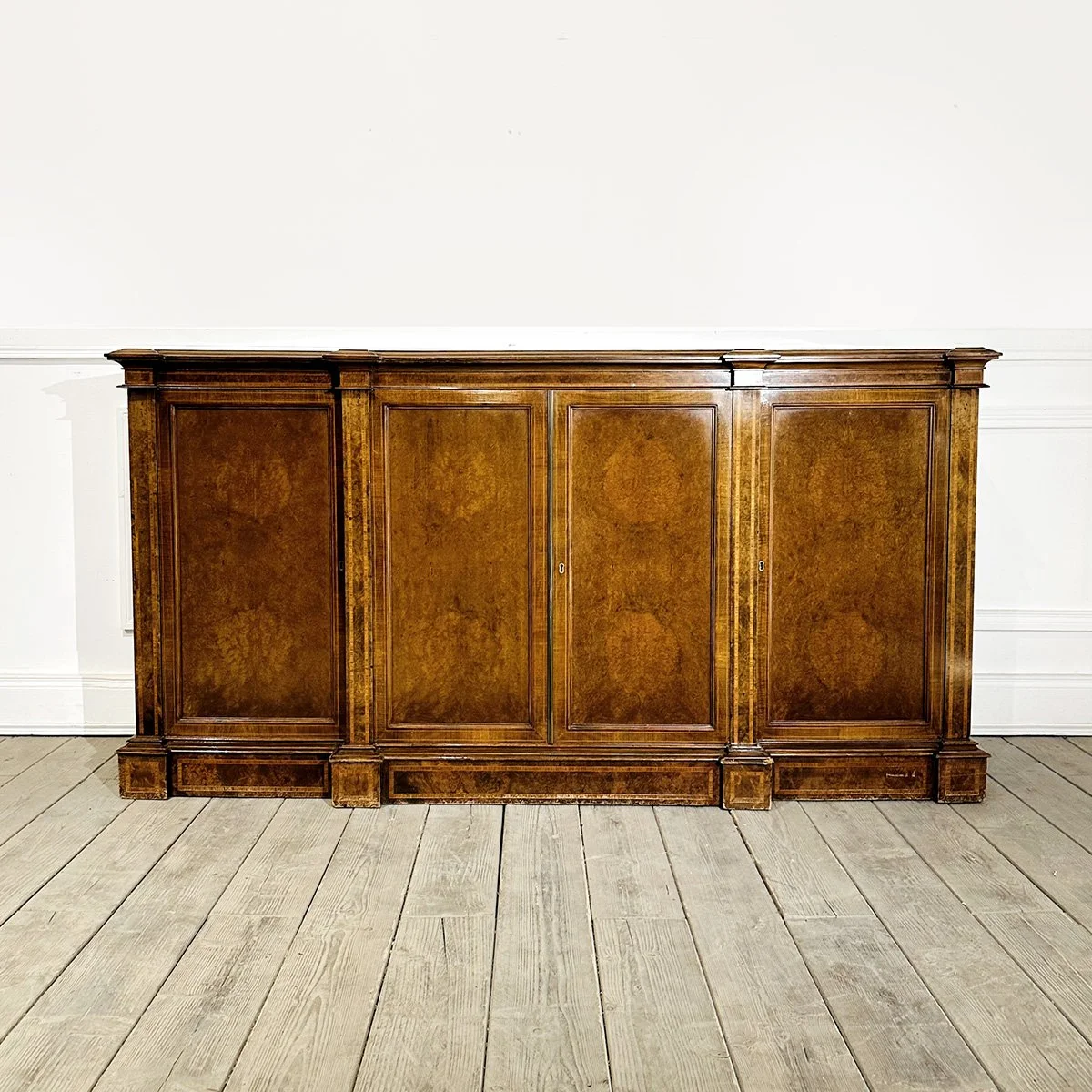 Meuble en loupe de noyer, vernis au tampon (200 cm x 45 cm - H 100 cm)