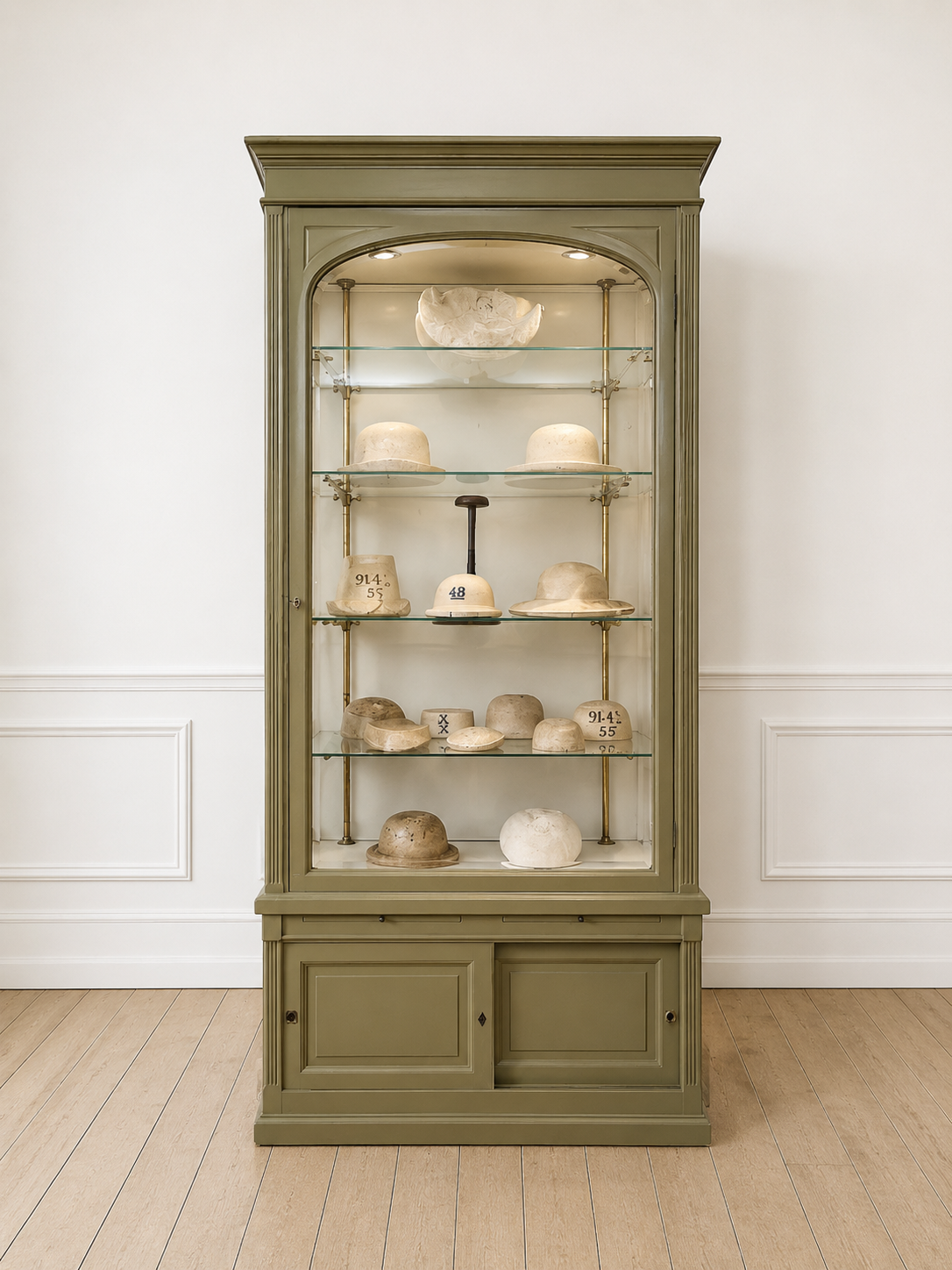 Vitrine de chapelier, début XXème (110 x 70 cm - H 250 cm)