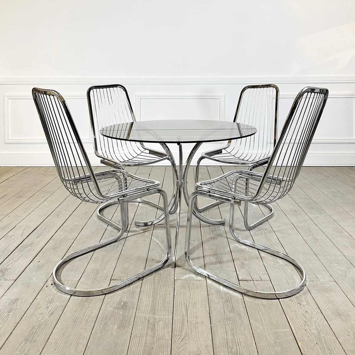 Ensemble 4 chaises et 1 table ronde, signée Gastone Rinaldi, années 70