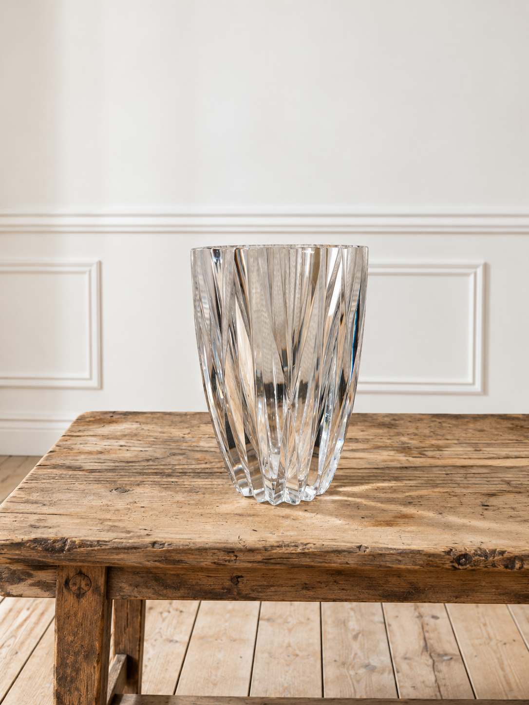 Vase en cristal sur table rustique.png