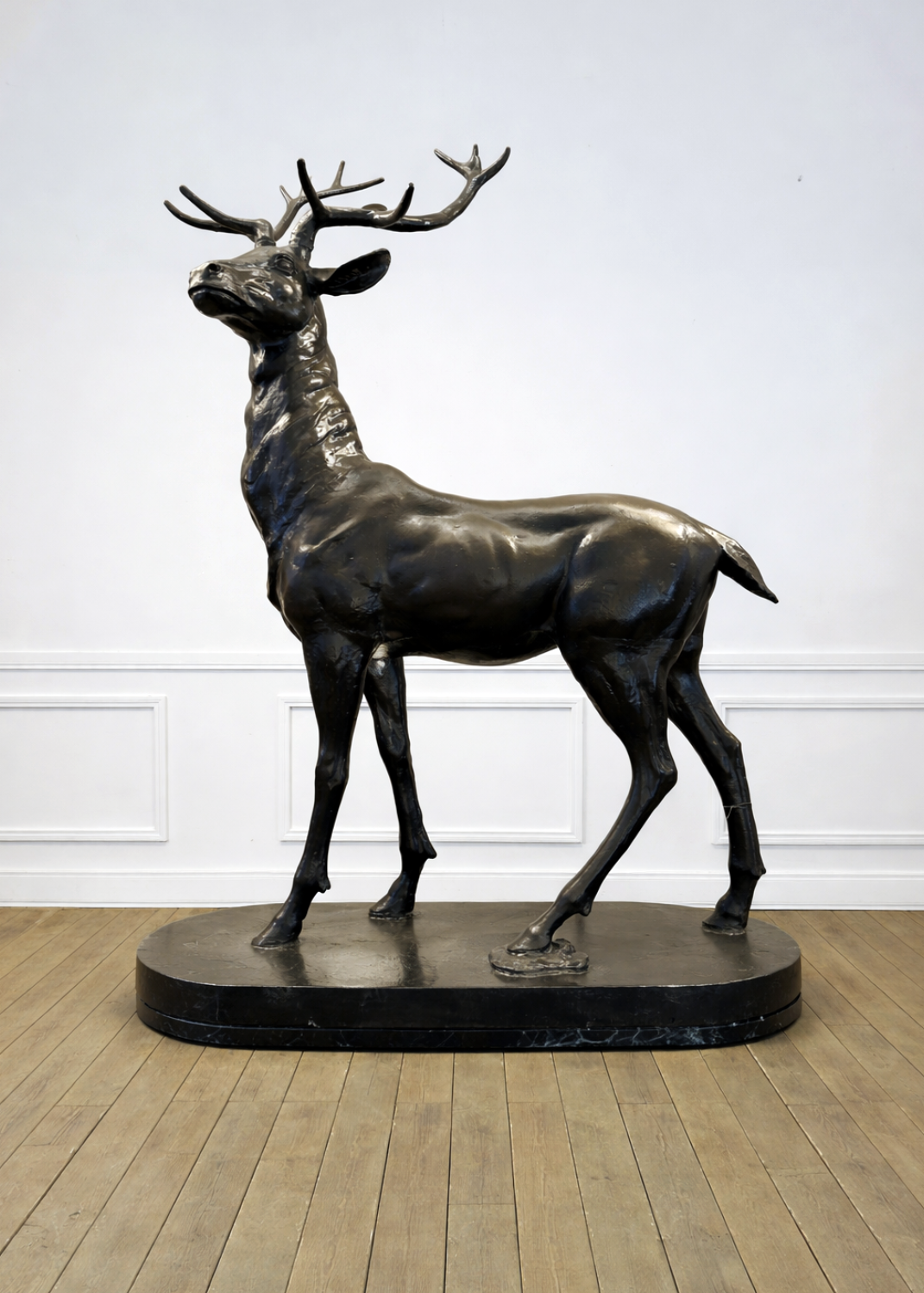 Notre grand cerf en fonte, repeint couleur bronze (socle 43 x 105 cm - H155 cm)