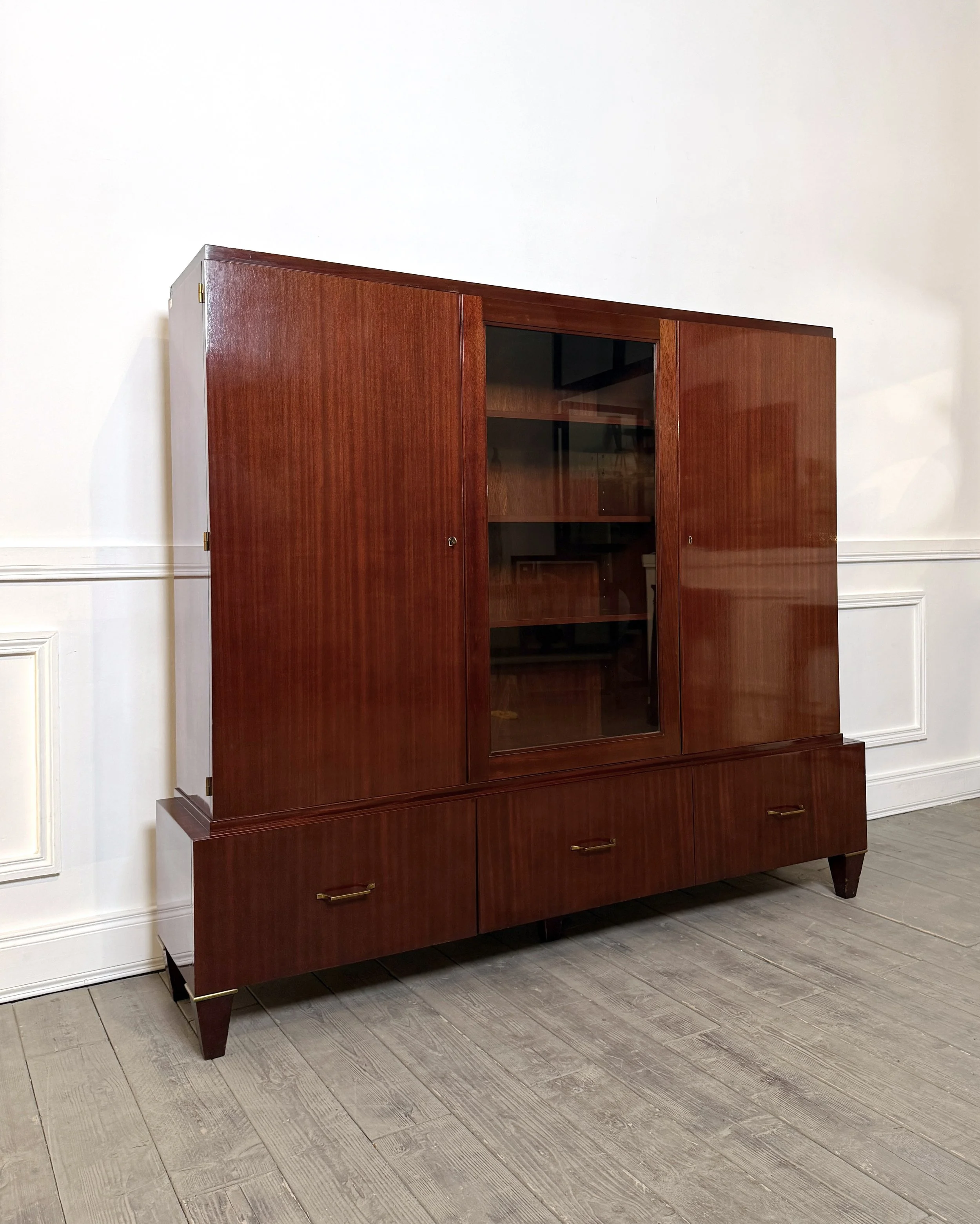 Ensemble bureau, 1940, signé De Coen:
1 bibliothèque vitrine (200 x 45 cm - H 175 cm), 1 bureau (175 x 90 cm - H 77 cm), 1 fauteuil et 2 chaises