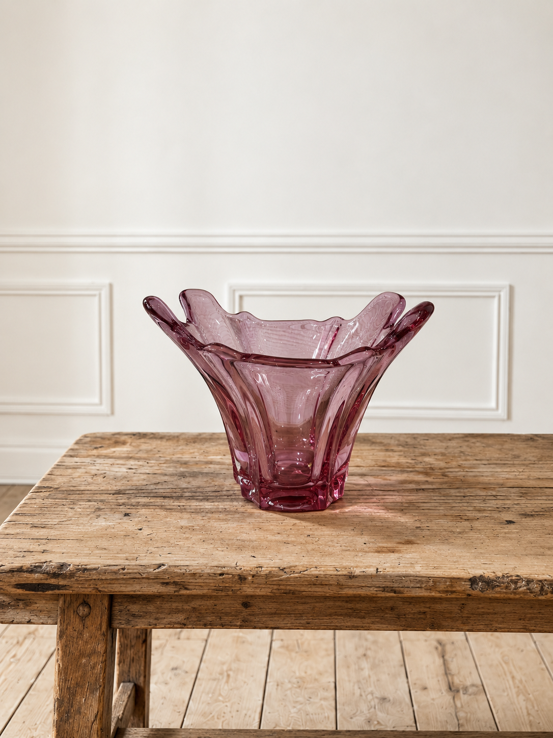 Vase améthyste sur table rustique.png