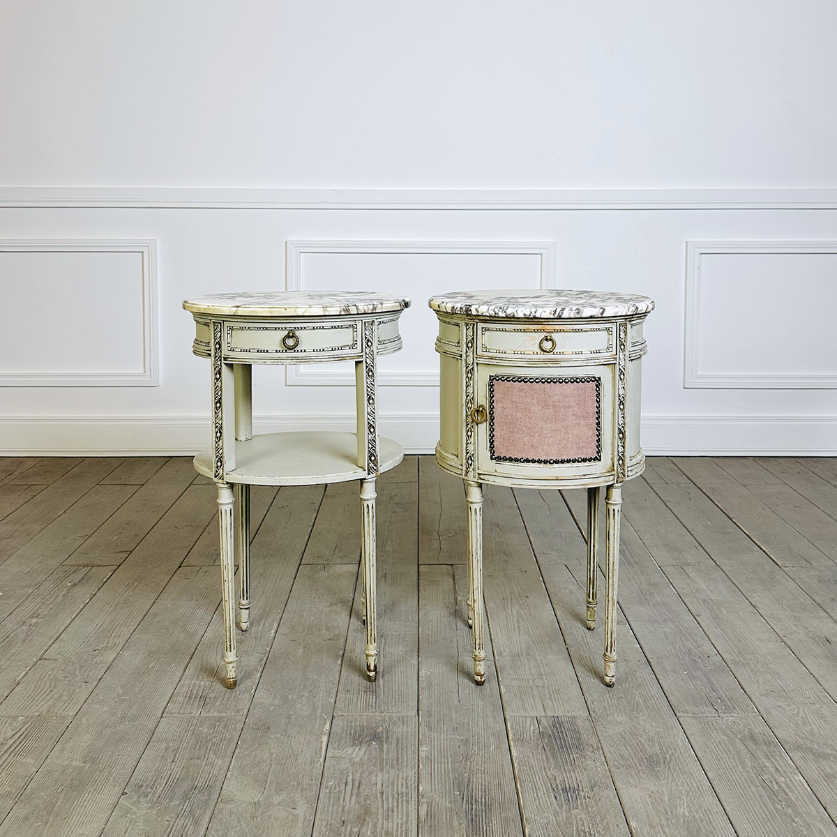 Paire de tables de chevets de style Louis XVI
(40 x 50 cm - H 81 cm)