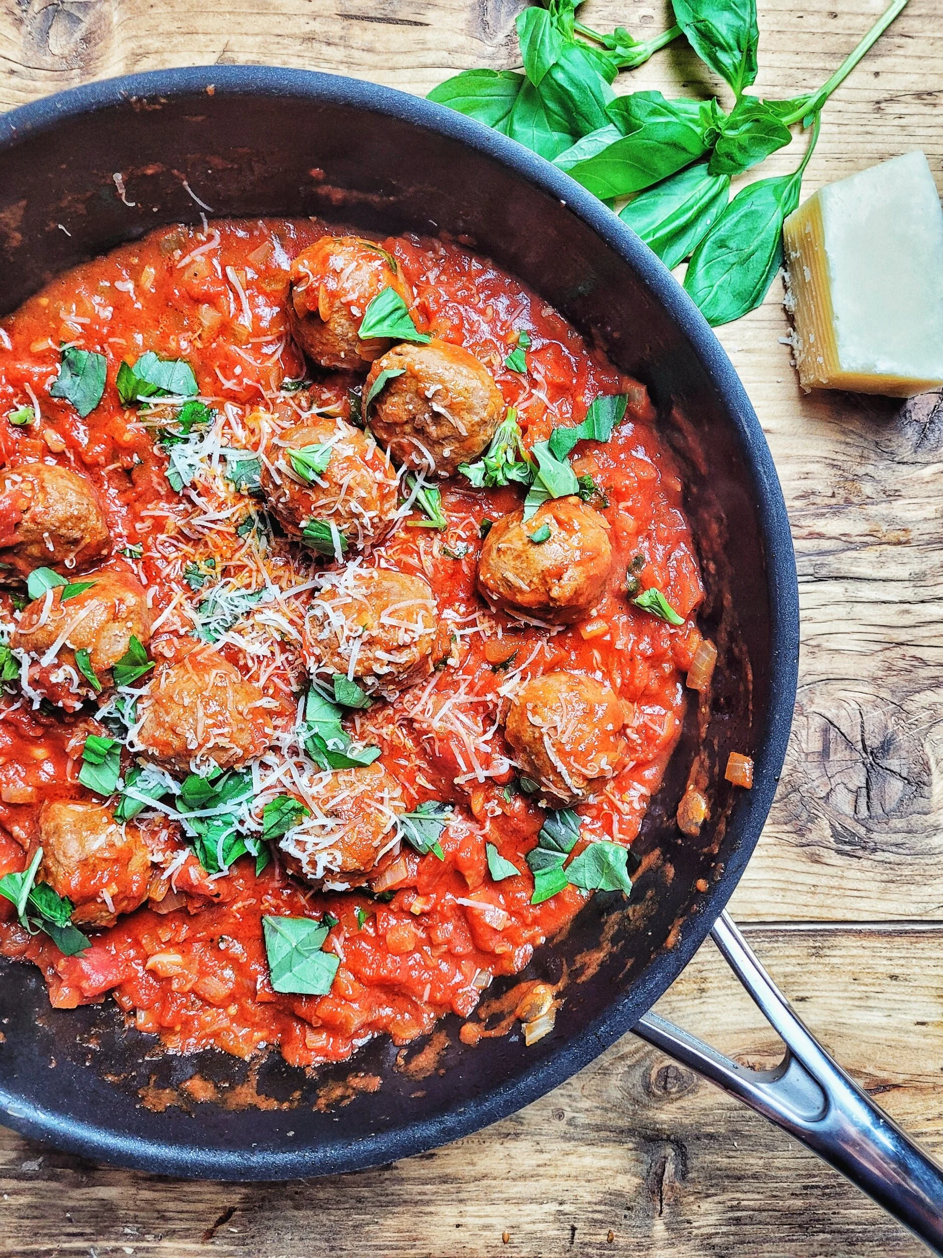 Spaghetti & meatballs with pasta, basil & parmesan